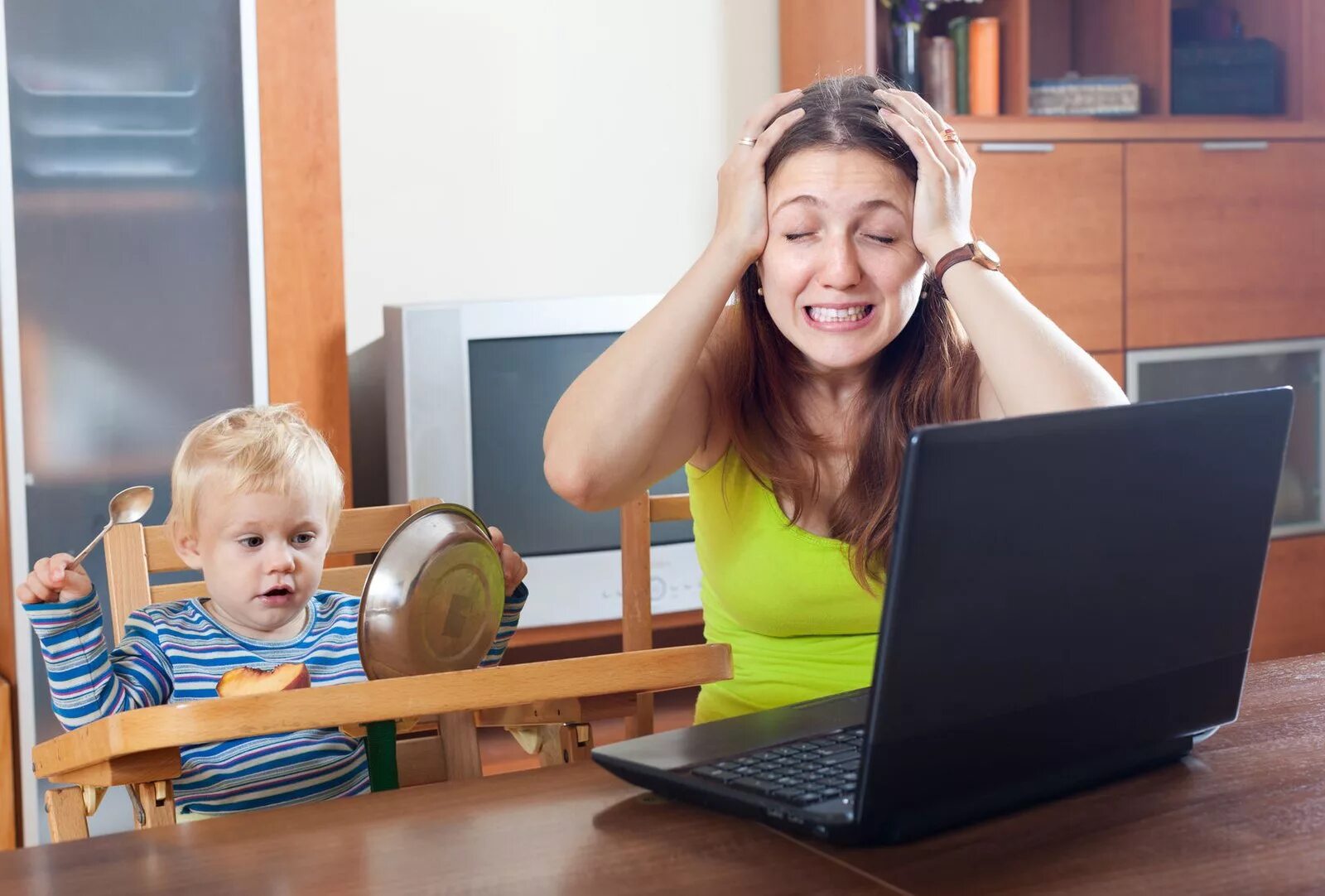 Обучение мамочек в декрете. Компьютер для детей. Мама на работе за компьютером. Ребенок за компьютером.