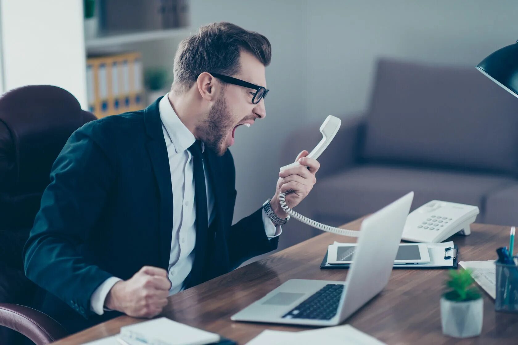 Хотят быть предпринимателями. Нервозность. Irritable person. Angry Office man. Картинка богатого офиса.