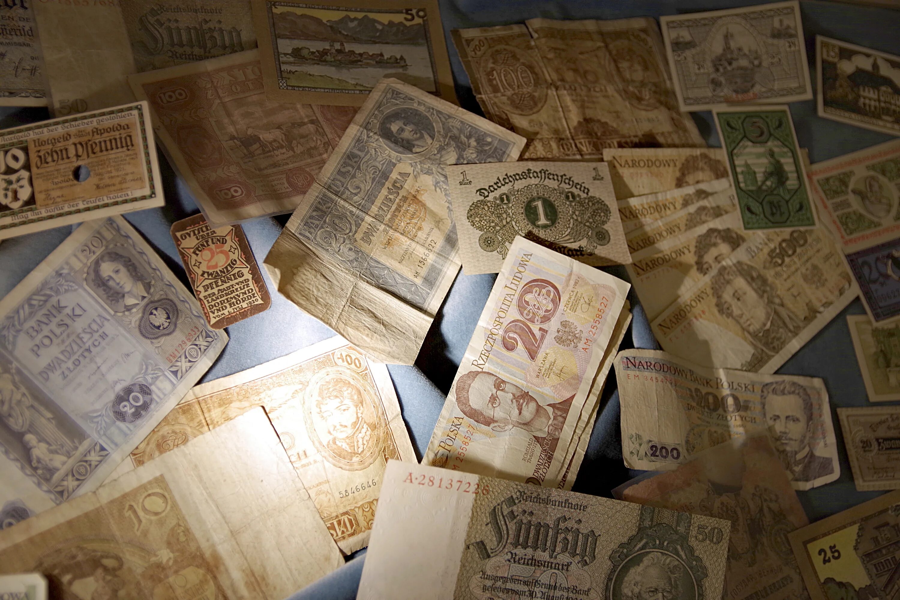 Деньги многих стран европы. Бумажные деньги. Старинные иностранные деньги. Старинные бумажные деньги. Старинные бумажные иностранные деньги.