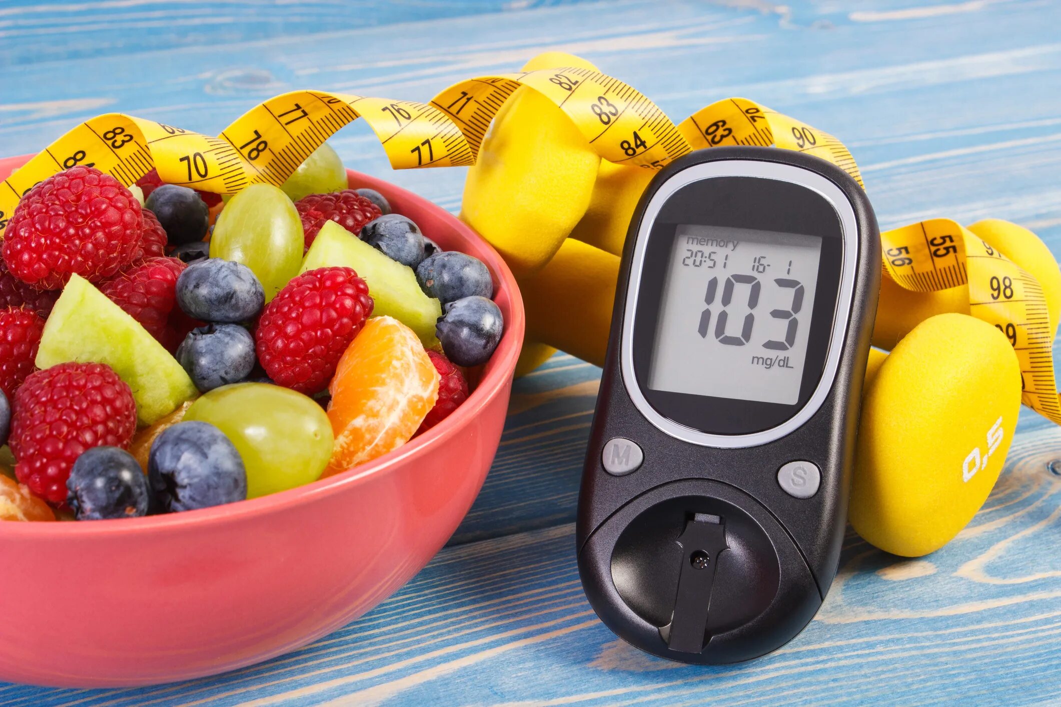 Диабет. Глюкометр и фрукты. Фрукты глюкометр и сантиметр. Диабет и спорт.