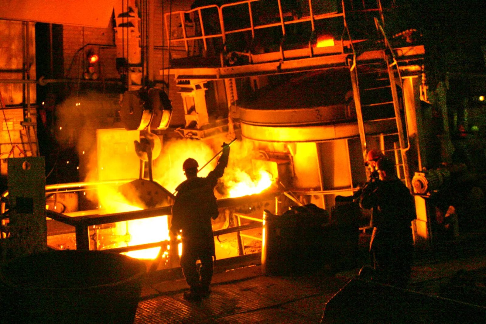 Факторы размещения цветной металлургии тяжелых металлов. Фасонно литейный цех нлмк липецк. Черная и цветная металлургия. Условия для металлургии. Цветная металлургия промышленность.