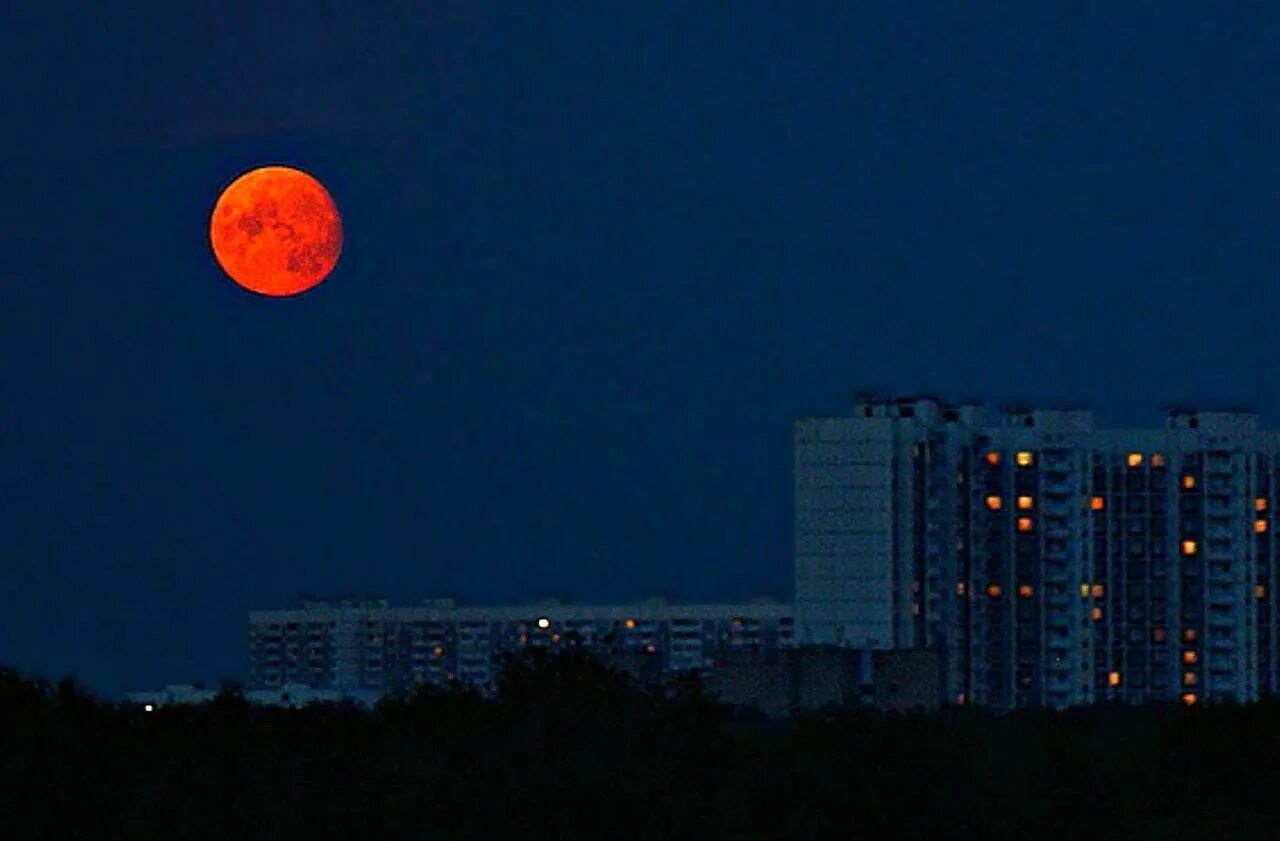 Вчера ночью какая. Кровавая Луна 16 мая 2022. Затмение красная Луна 2022. Полное затмение Луны 2022. Кровавое суперлуние 2022.