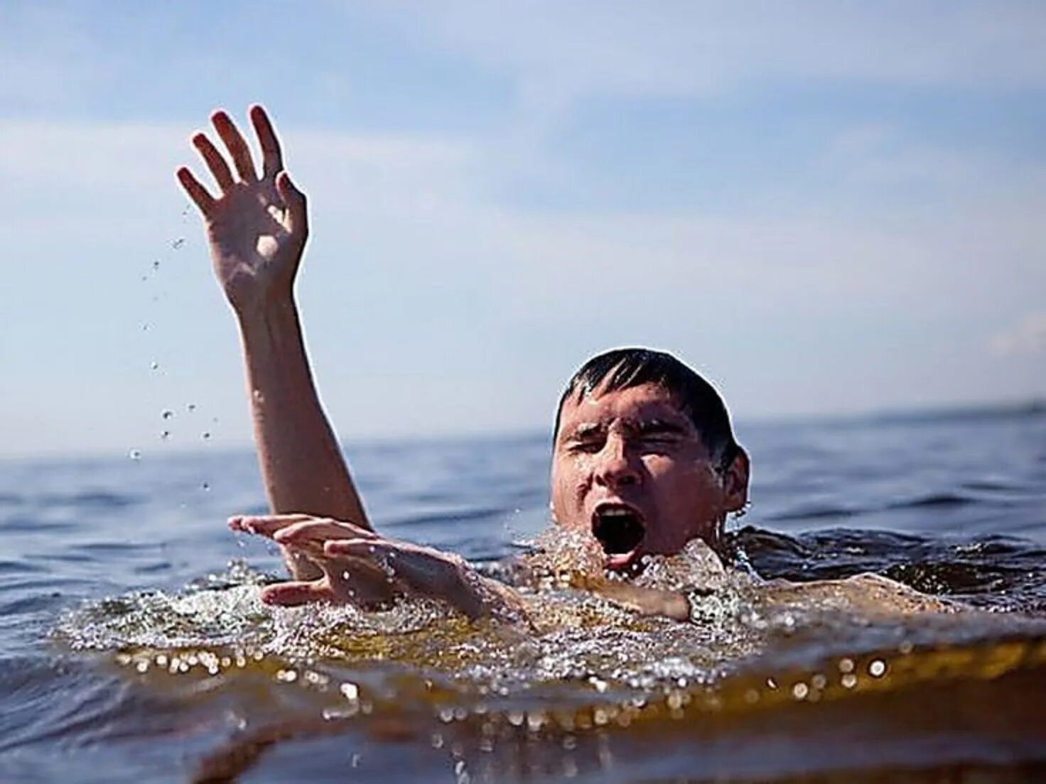 Чтоб не утонуть. Тонущий человек. Человек тонет в воде. Вода и человек. Человек утопающий в воде.