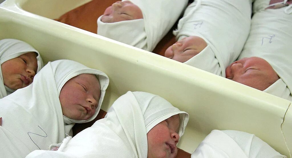Рождаемость. Пеленание новорожденного в роддоме. Сколько детей родилось 29 февраля