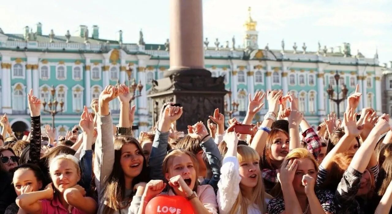 Молодежь Санкт-Петербурга. Петербург люди. Молодежь России. Счастливые люди в Петербурге. Люди ликуйте народы