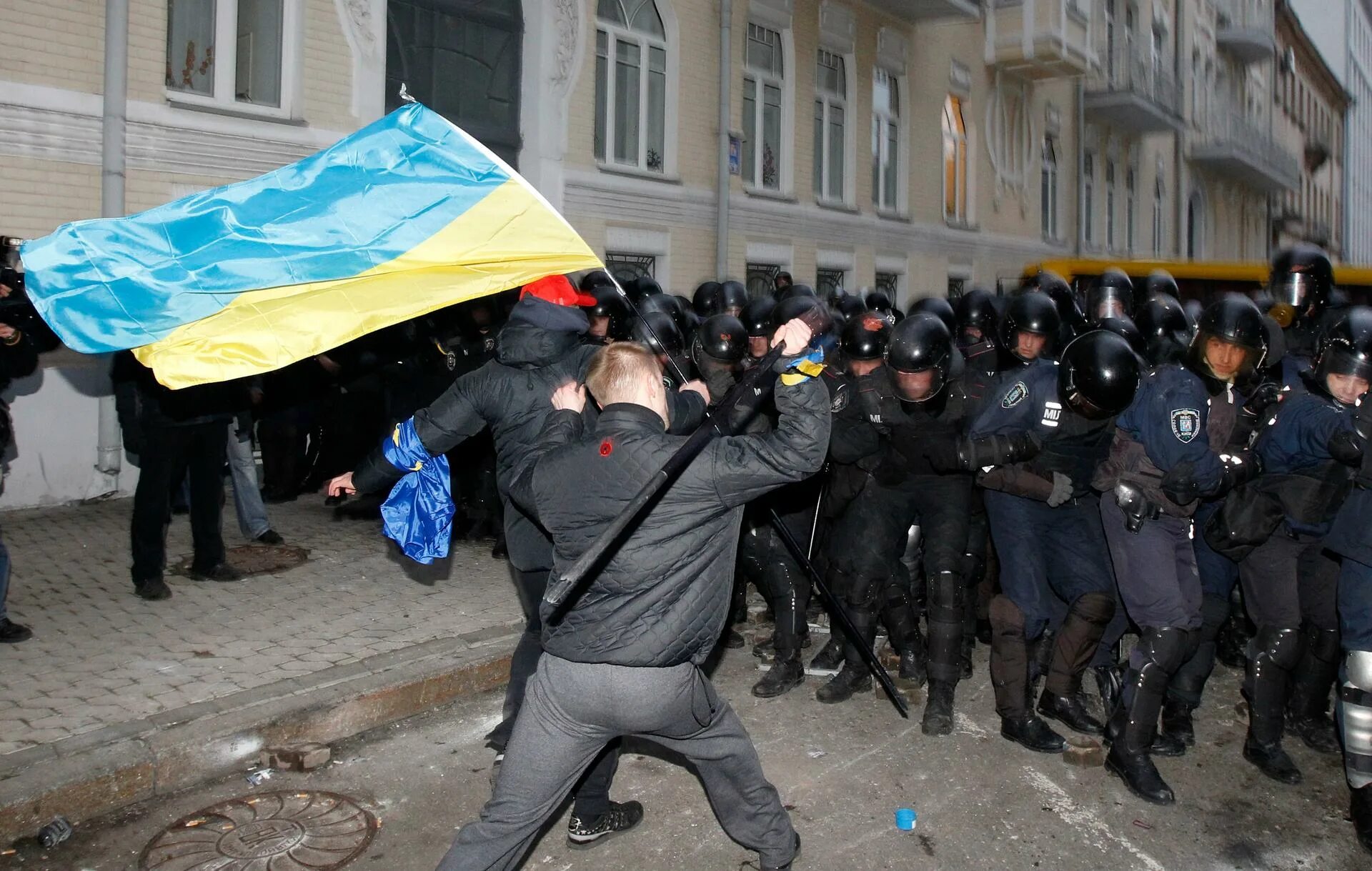 Майдан 2014 украина беспорядки. Евромайдан беспорядки. Массовые беспорядки на украине. Украина беспорядки 2021. Киев волнения.