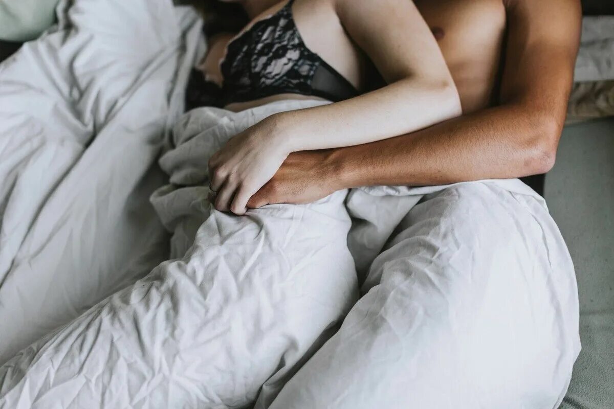 Норма в постели. Сомнофилия somnophilia. объятия в кровати. парень и девушка в кровати. обнимашки в постели.