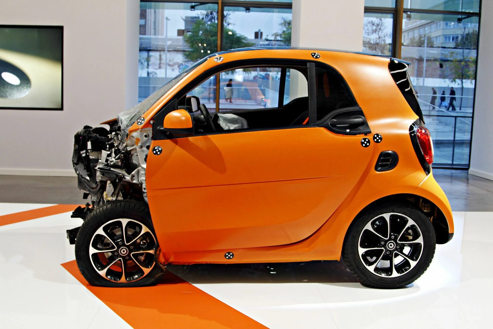 Смарт купить билет. Smart Fortwo. Мерседес смарт 4. Смарт Форту 451. Smart Brabus Fortwo ярко оранжевый.