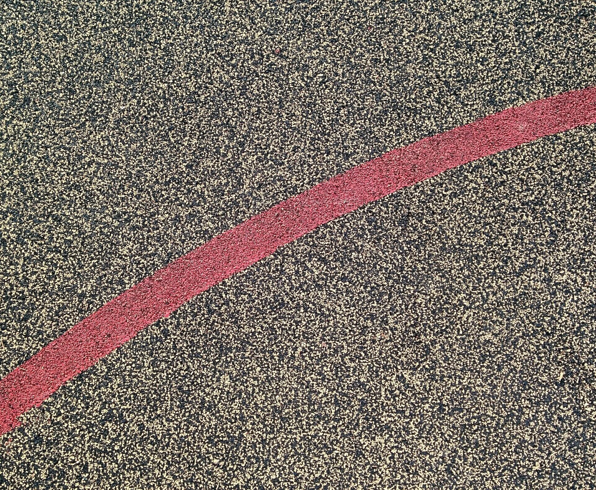 Большая красная линия. Красная линия. Красная линия фото. Красная сплошная линия. Дорожка символ.