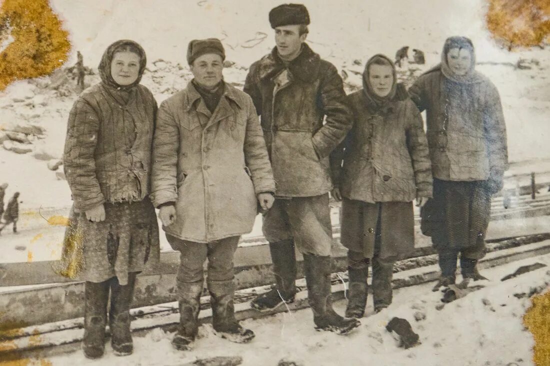 Женщина в ватнике. Женщина в телогрейке. Телогрейка. Женщина в ватнике и валенках. Женщина в фуфайке.