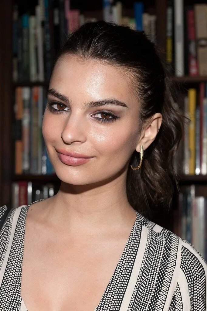 Эмели ратаков ки. Emrata. Ростовская ратаковский. Ратаковски чсв. Ростовская ратаковский.