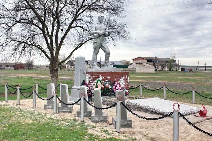 Хутор новоаксайский волгоградская область. Река аксай волгоградская область. Братская могила трехостровская. Заливский волгоградская область. Село аксай волгоградская область.