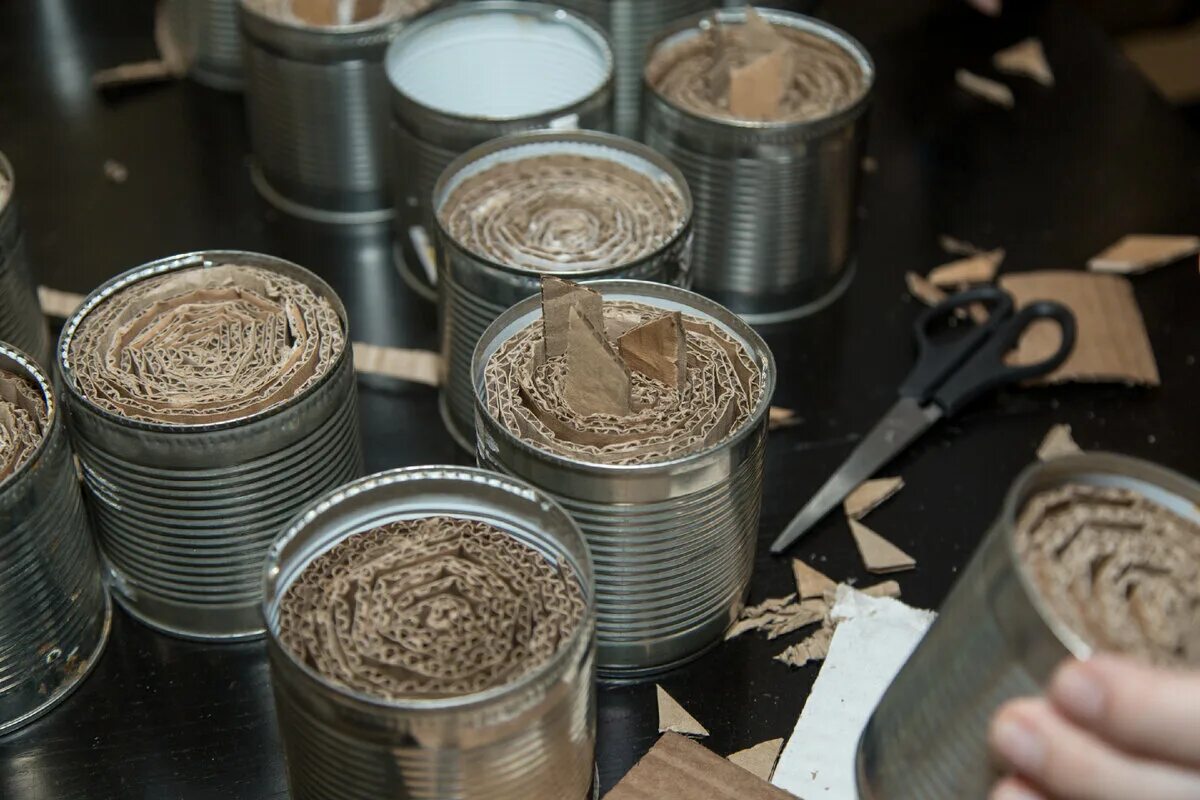 Свечка из консервной банки и картона. Свечи парафин для сво окопное. Свечи из консервных банок. Окопные свечи для чего. Свеча из консервной банки.