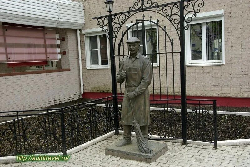 В городе глазов есть. Памятник дворнику города глазов. глазов монумент. памятники в глазове. памятник культуры в глазове.