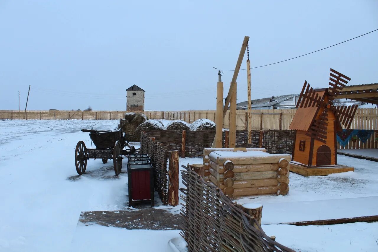 Казачье подворье благовещенская. Молочное подворье. Магазин подворье. Подворье курган. Этнографический комплекс «казачье подворье.