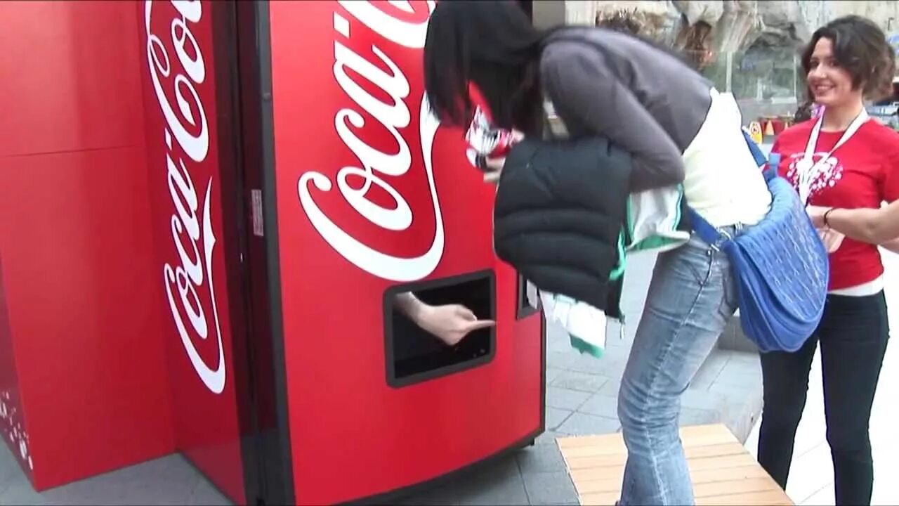 Включи мультиварик кока бока. «Машины счастья» Coca-Cola. «Машина счастья» Coca-Cola (Happiness Machine). Coca Cola Machine. Кока кола обнимает.