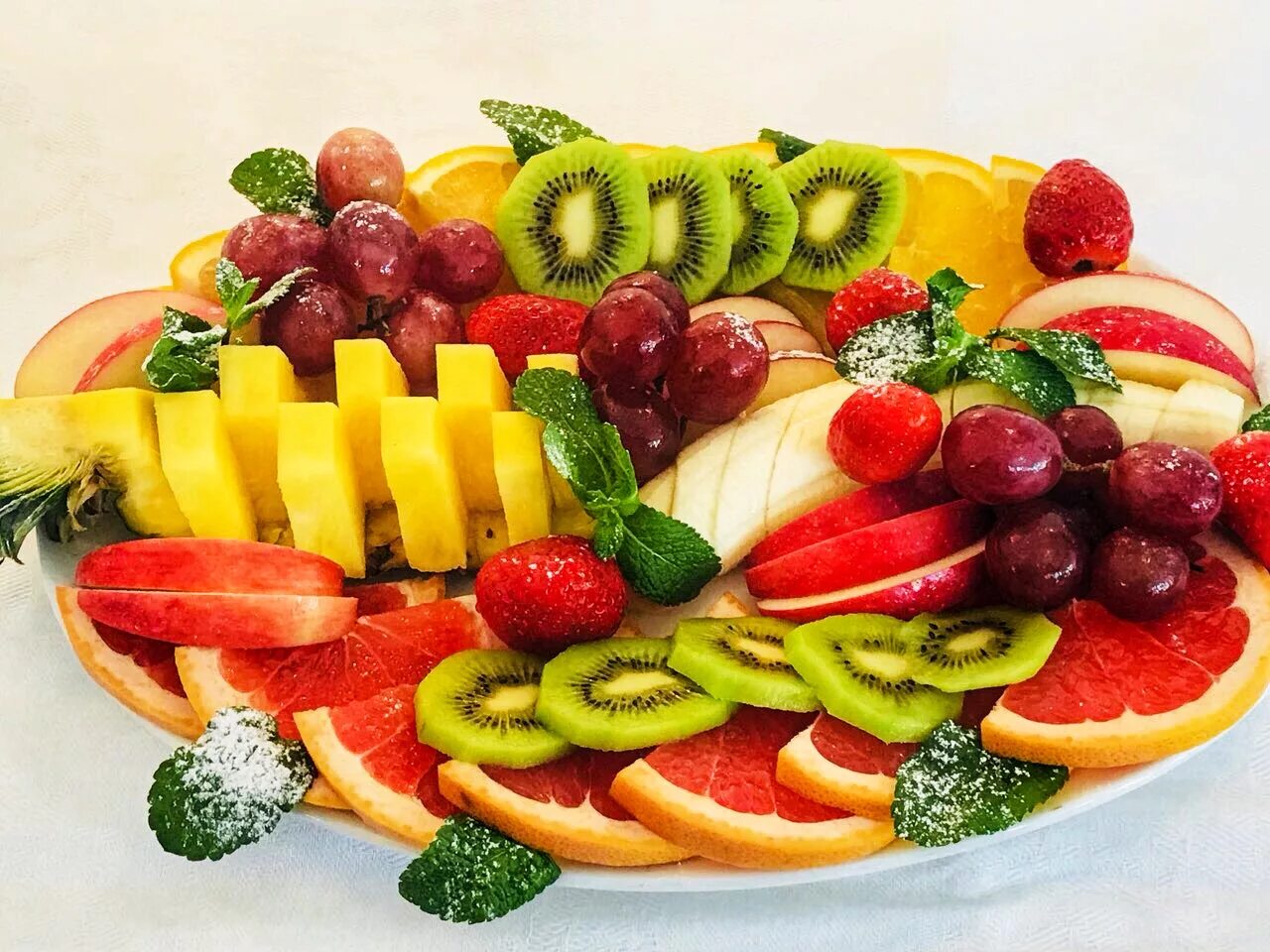 Фрукты празднично. Нарезка фруктов на новый год. Новогодняя Фруктовая тарелка. Красивая нарезка фруктов на НГ. Красиво порезать фрукты на новый год.