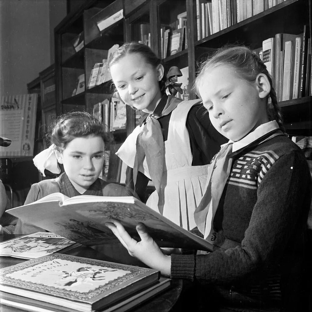 советские дети в библиотеке. ссср читающая страна. чтение в метро ссср. чтение в советском союзе.