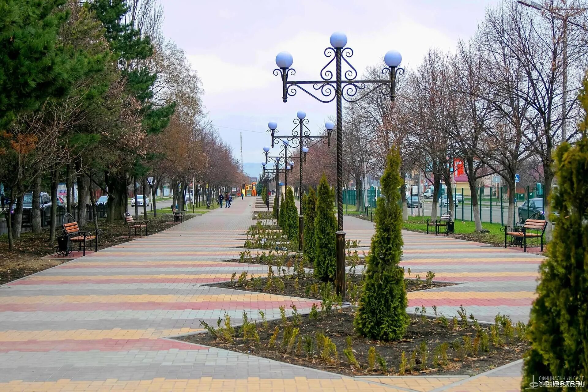 Красоты черкесска. Столица КЧР Черкесск. Черкесск аллея Доватора. Аллея в Черкесске Доватора Черкесск. Черкесск парк зеленый остров.