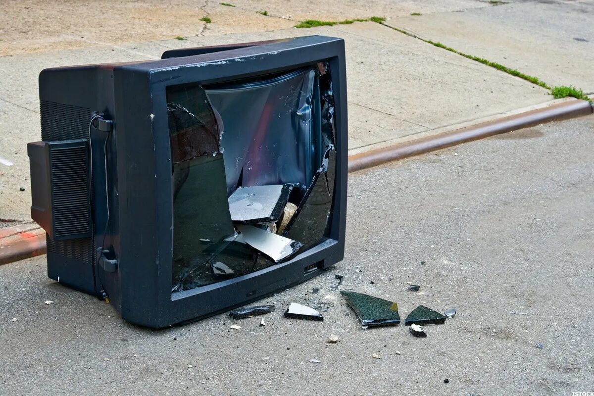 Сломанный телек. Разбитый телевизор на полу. Разбитый старый монитор. Картинка сломанного телека.