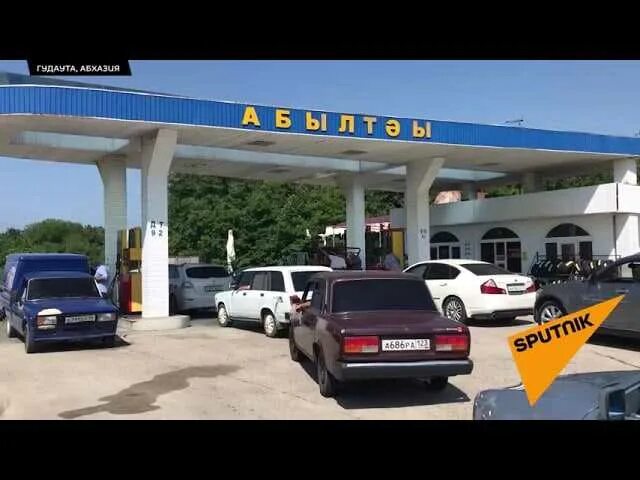 Сколько бензина до абхазии. Заправки в абхазии. необычные азс в абхазии. азс подорожник абхазия. частные заправки в абхазии.