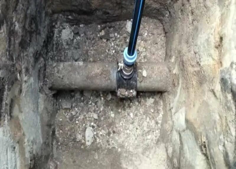 Врезка в сеть. Инструмент для врезки под давлением в водопровод 300 мм. врезка 67 трубу газ. хомут на трубу для врезки водопровода 100. врезка в чугунную трубу водопровода ду200.