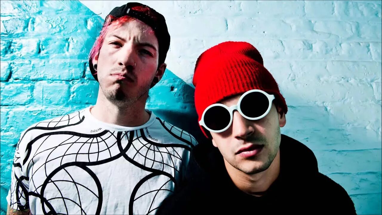 Formidable twenty one. Twenty one pilots. 21 пилот группа солист. twenty one pilots жанр.
