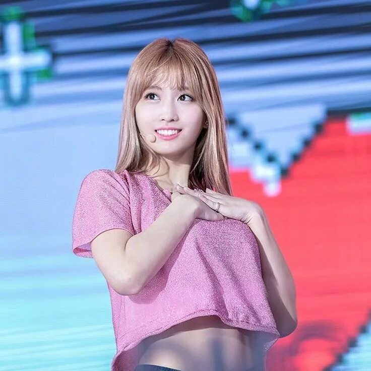 Momo. Хираи момо 2023. Момо в полный рост момо в полный рост. Момо рост. Twice momo abs.