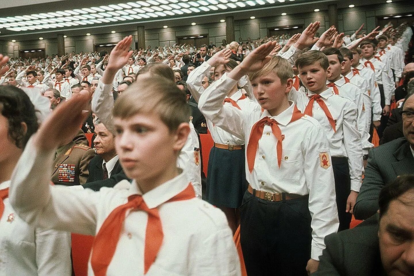 Пионеры СССР. Пионерский салют пионеров в СССР. Современные пионеры. Дети пионеры.