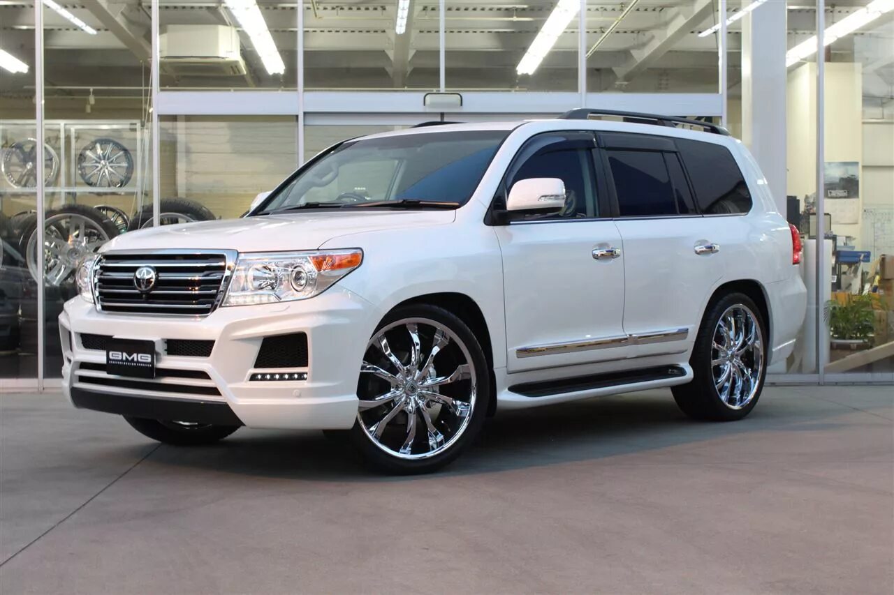 Toyota land cruiser 200 black bison. Обвес land cruiser. Toyota land cruiser 200 tuning. Toyota land cruiser 200 2020 tuning. Тойота 200 обвес eight star.