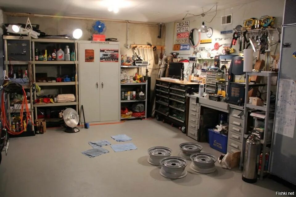 Американский гараж внутри. Garage запчасти. Гараж магазин автозапчастей. Гараж мастерская для мотоцикла. Магазин из гаража.