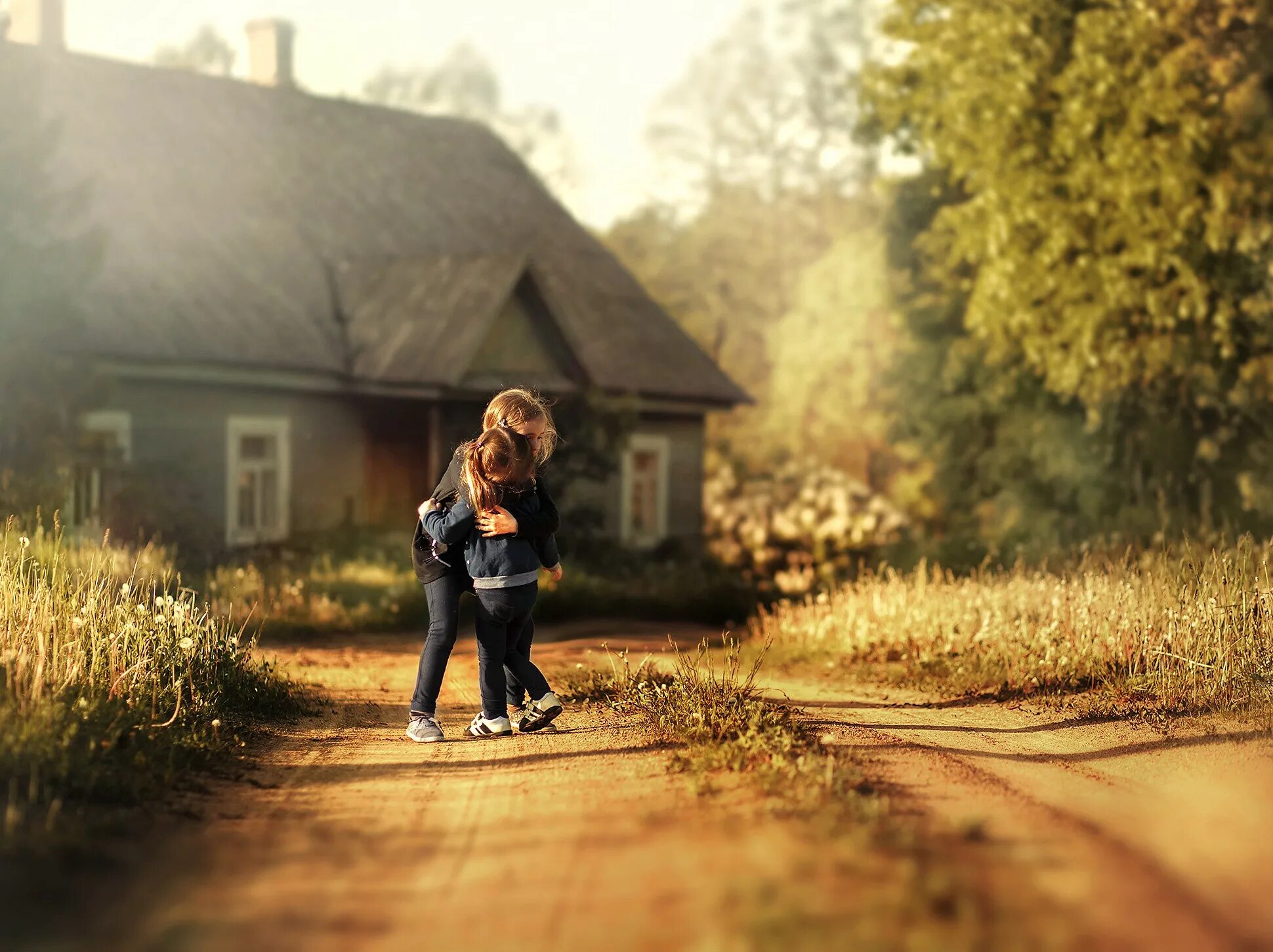 Летняя наша жизнь в старом доме. Девочка в деревне. Счастье в деревне. Девушка на фоне деревни. Фотосессия в деревенском домике.