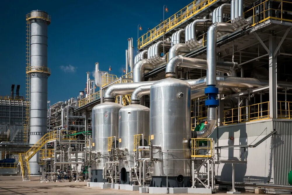 химическая и нефтехимическая промышленность. опасные промышленные объекты. химическая и нефтехимическая промышленность. промышленные предприятия. химический завод великий новгород.