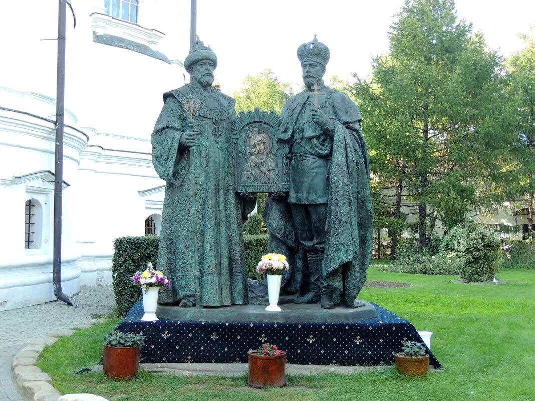 Памятник царскому. Памятник михаилу федоровичу романову. новоспасский монастырь памятник романовым. новоспасский монастырь памятник николай 2. михаил романов памятник.