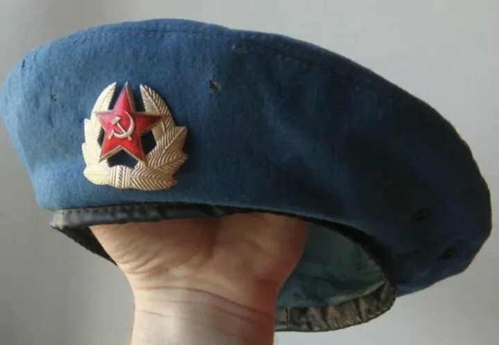 Отбивка голубого берета. Отбитый берет. Берет старого образца. Беретка голубая вдв ссср. Советский берет вдв.