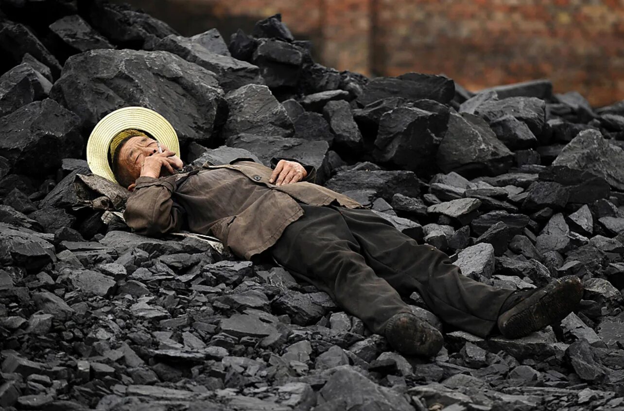 Уголь прикол. Человек добывающий уголь. Копают уголь.