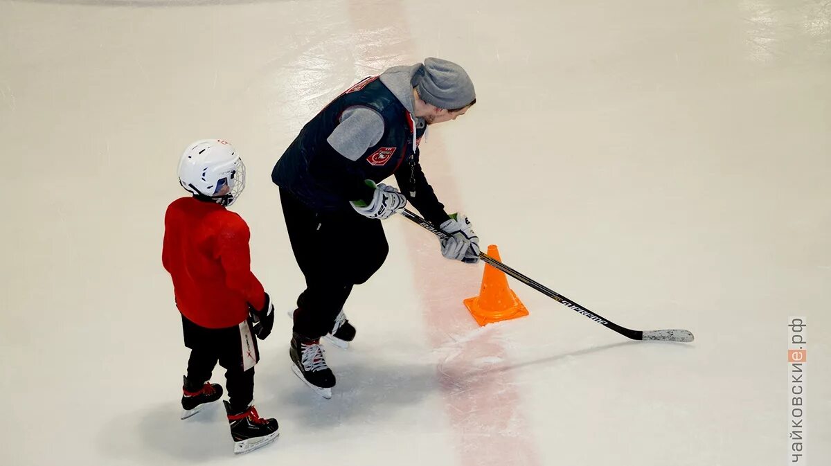 хоккей хоккей папа. маленький хоккеист с папой. папа и хоккей. владимир андреевич тарасенко жена. праздник на льду для хоккеистов детей.