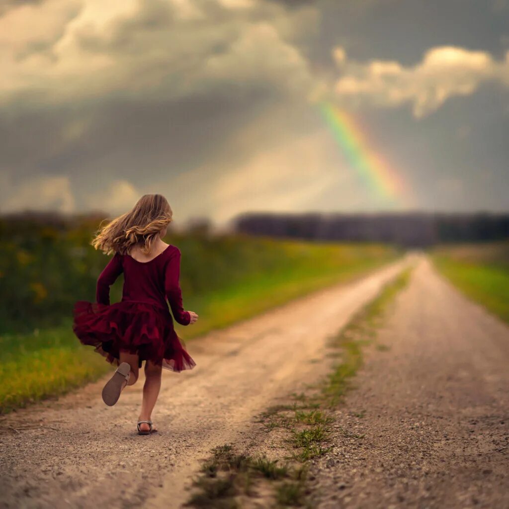 Девочка идет и поет. Изображение девочки. Девочка бежит. Девочка идет по цепочке. Девочка идет и поет.