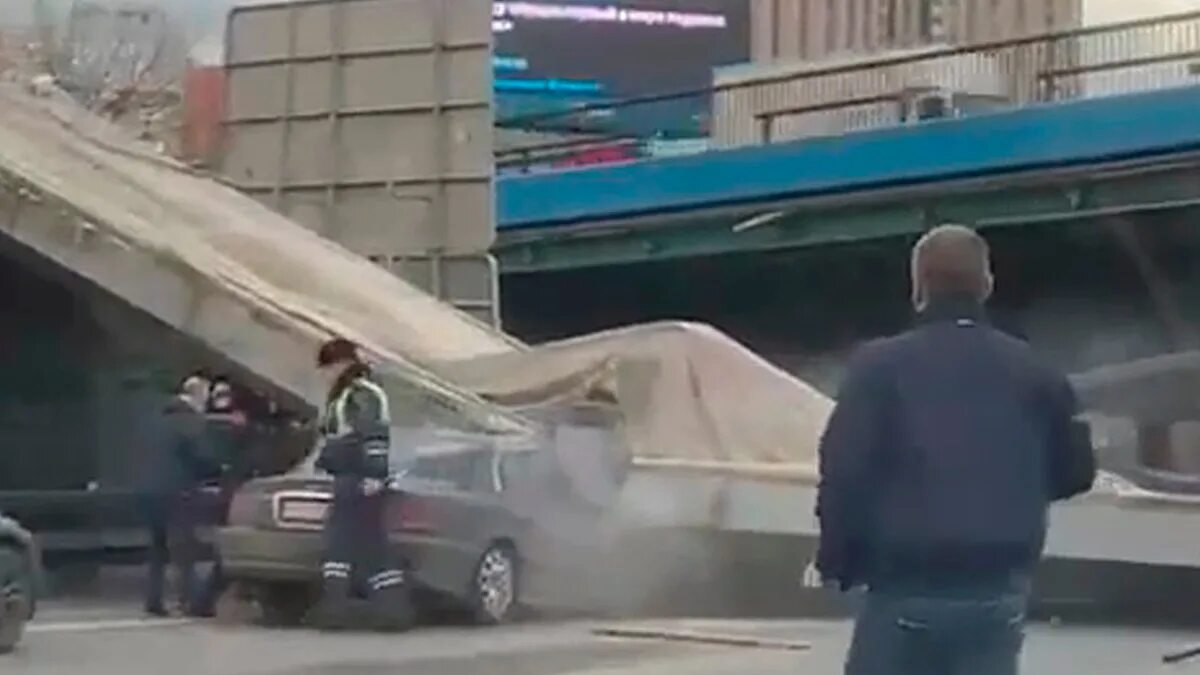 Обвал на шоссе выход. На симферопольском шоссе обрушился мост. кутузовский упала балка. обвал на шоссе тарков. haval развалилась балка.