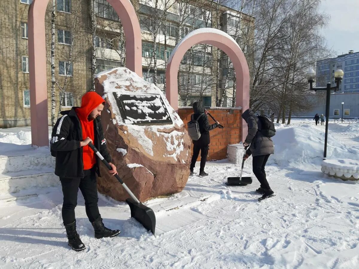 Памятник волонтерам. Сугроб на памятнике. Волонтеры очищают от снега памятники. Памятник в снегу полностью.