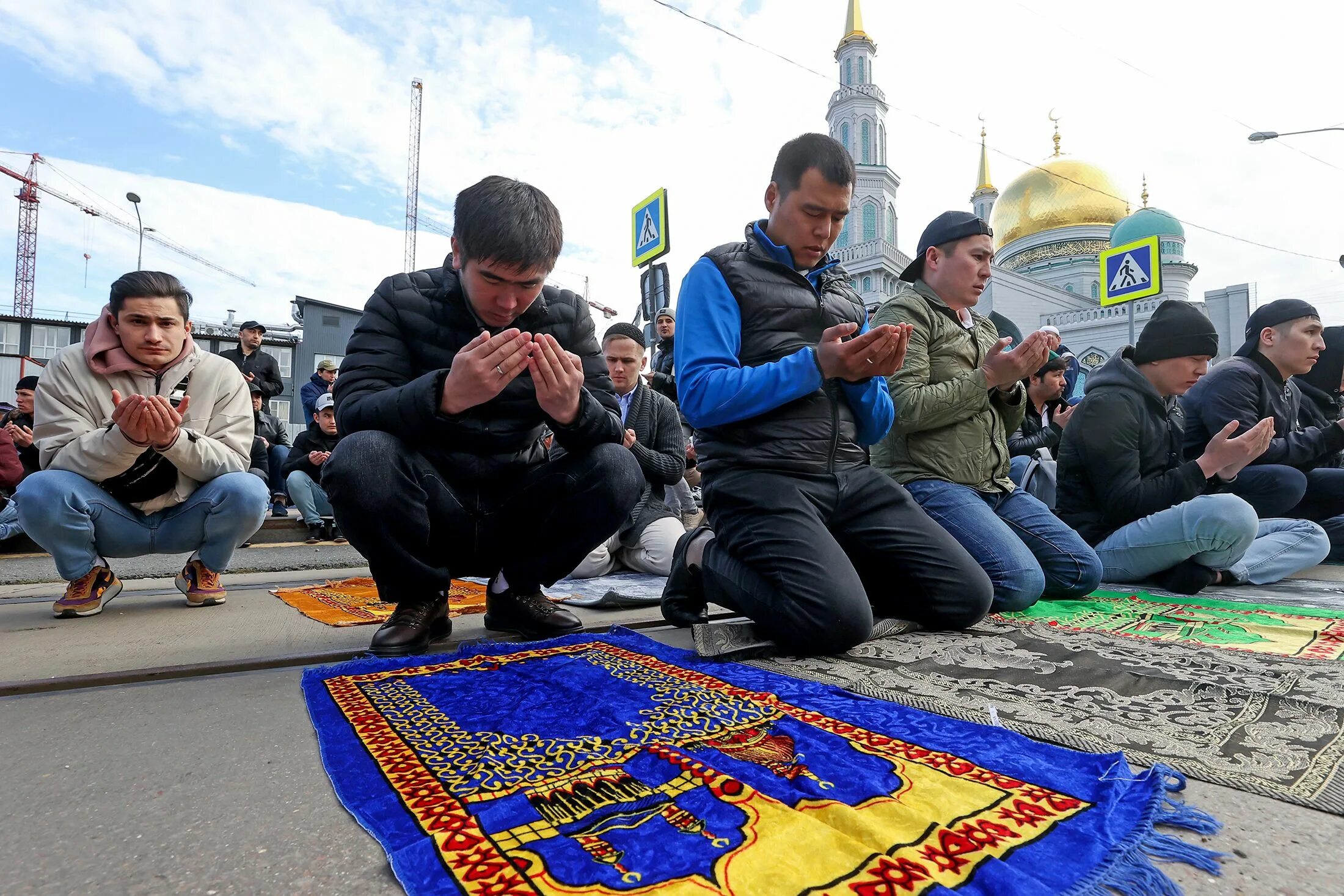 Когда начинается ураза байрам в 24 году. Ураза-байрам 2022 Москва. Ураза байрам мечеть в Москве. Русские мусульмане.