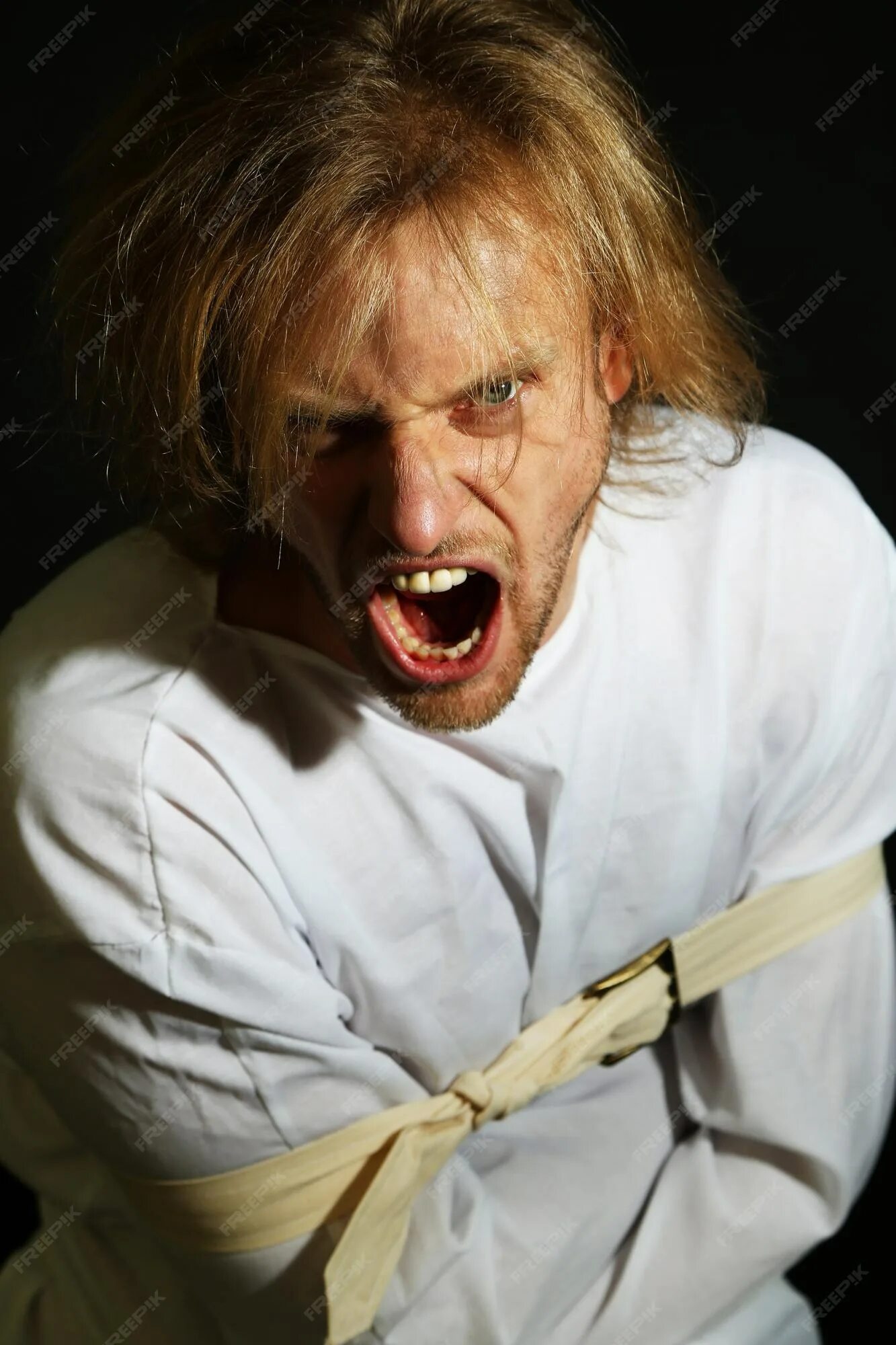 Человек в смирительной рубашке. Квесты серпухов психушка. Больные в смирительных рубашках. Больной психопат. Больной психопат.