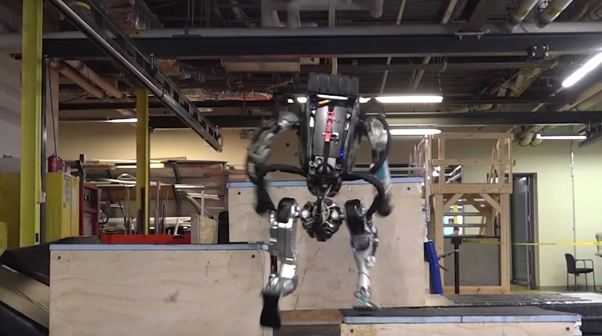 Паркур роботов. Паркур роботов. Атлас boston dynamics. Роботы бостон динамикс atlas. Робот атлас бостон динамикс машет рукой.