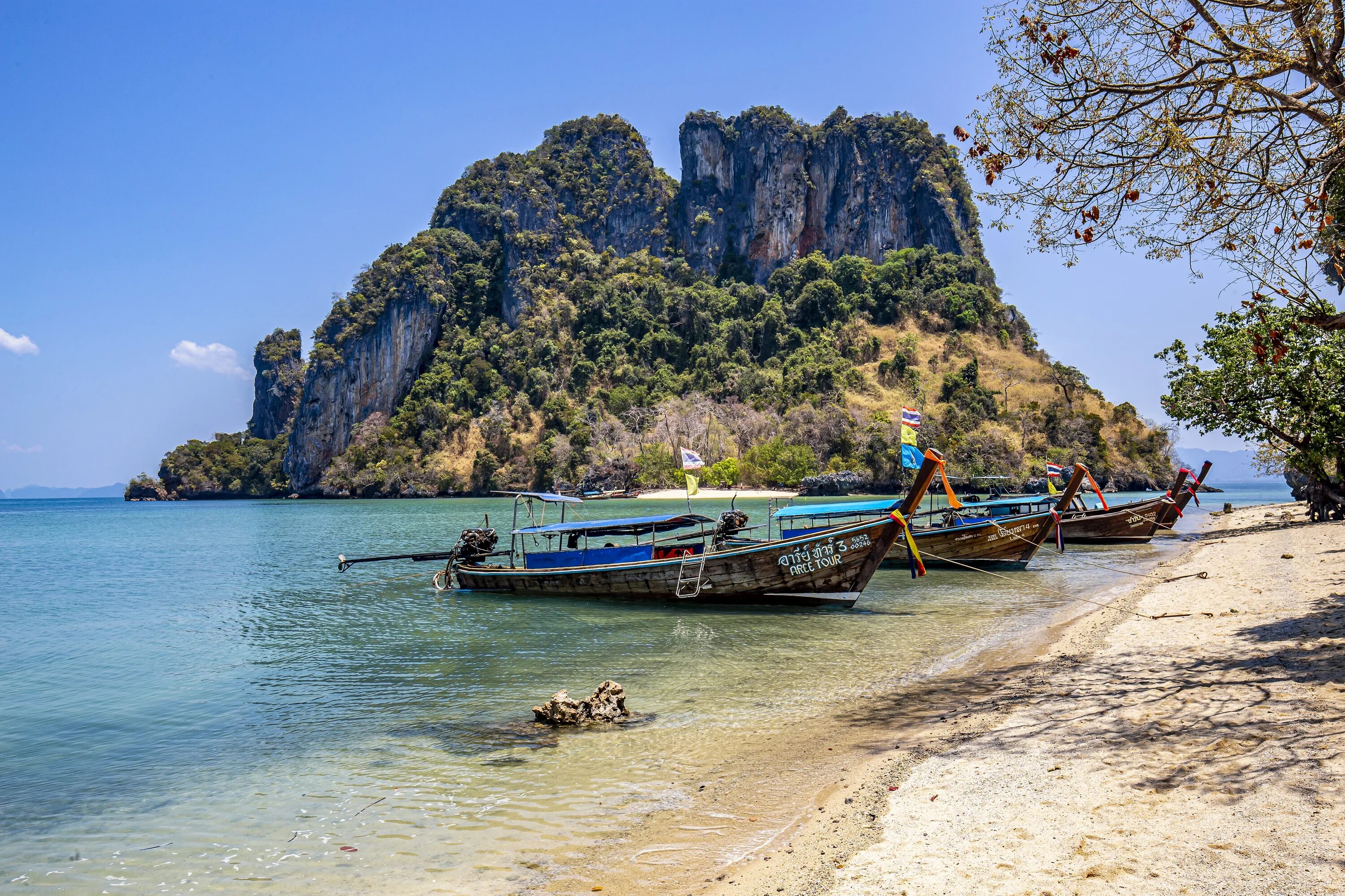 Лодки Тайланд на остров. Природа Тайланда. Пхукет. Лодка на острове. Boat island