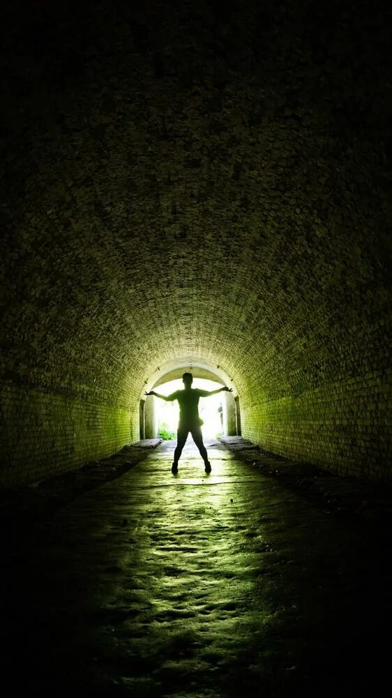 В конце тоннеля свет песня. Свет в конце тоннеля. Свет в тоннеле. Зеленый свет в конце тоннеля. В конце туннеля.