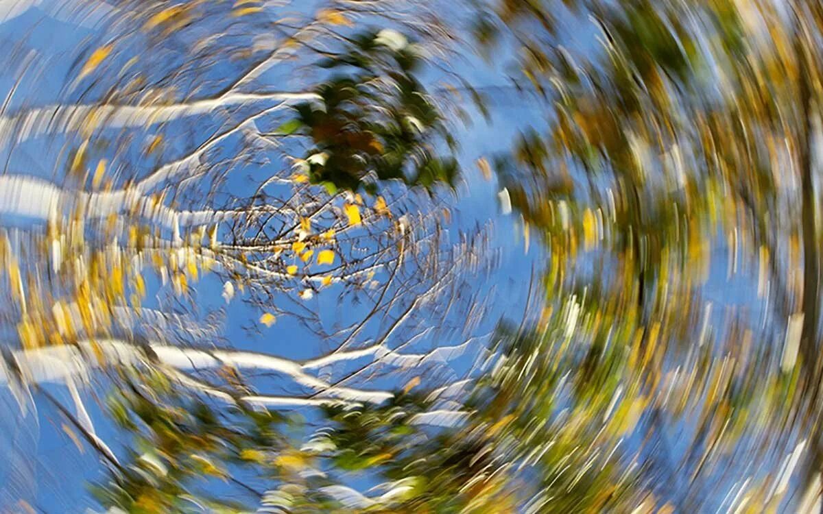 Плавающие мушки в глазах. Глаза как будто кружатся. Кружение вокруг. Кружения перед глазами. Плывет перед глазами.