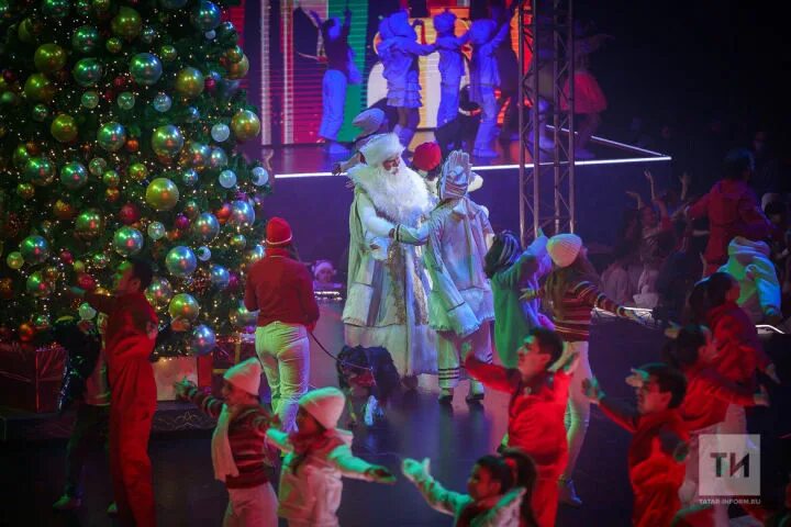 елка в школе. президентская елка 2023 года казань. елка в казани 2023. историческая елка. президентская елка 2023 года казань.