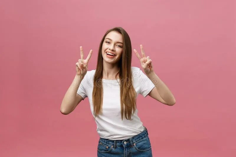 Девушка 2 пальца. Девушка показывает пальцем. девушка показывает два пальца. два пальца в девушке. девушка показывает два пал ца.