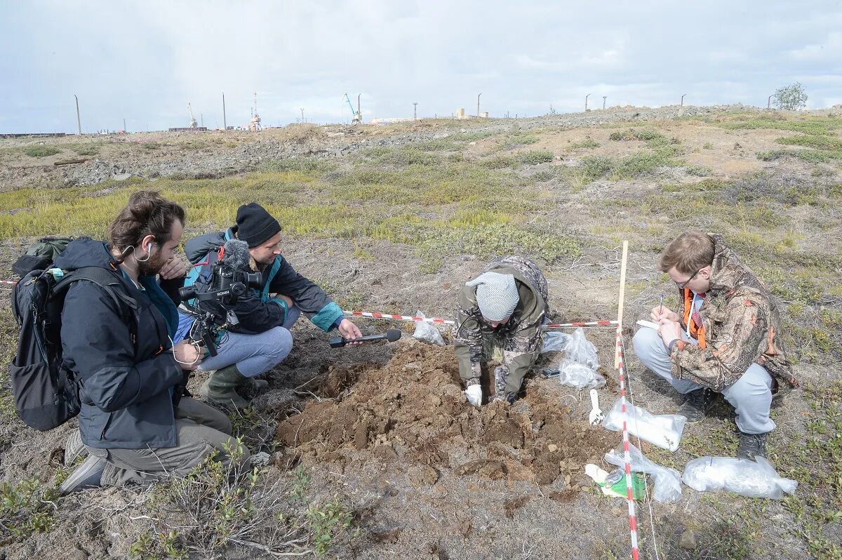 Гляциолог высокое качество. Полярники в антарктиде. Ученые в экспедиции. Лагерь геологов тайга ссср. Экспедицию ученый.