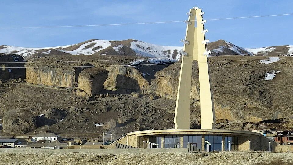 Село гамзатова. Памятник расула гамзатова в цада. Аул цада дагестан. Аул цада дагестан. Селение цада дагестан.